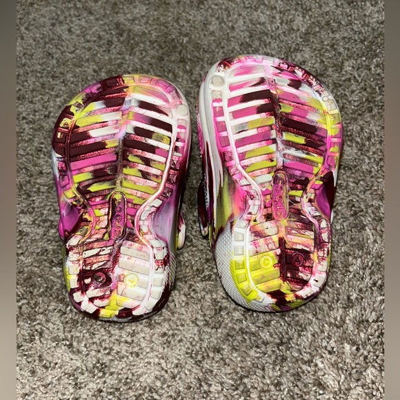 Toddler tie dye Crocs fur line - Picture 4 of 5